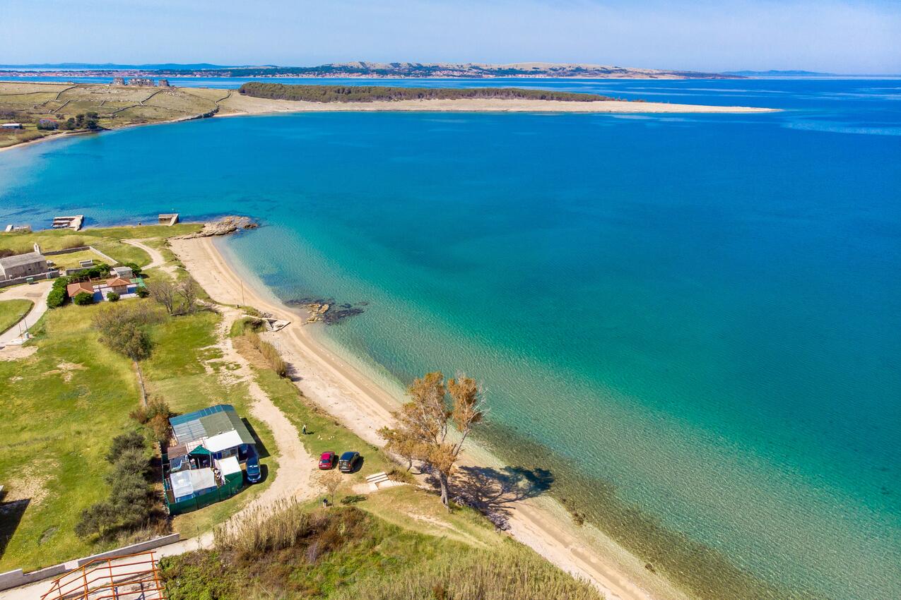 Nermeste strand - Lejlighedens parkeringsplads Povljana, Pag