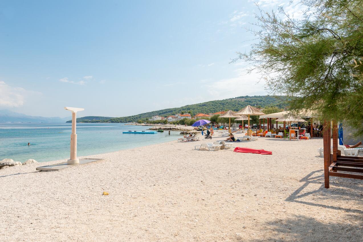 Nearest beach - Apartments with parking spaces Slatine, Čiovo