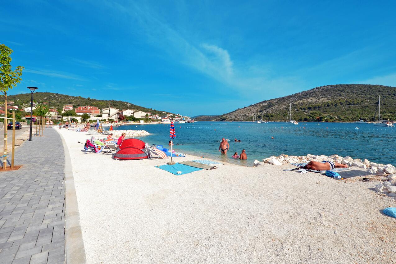 La spiaggia più vicina - Appartamenti accanto al mare Vinisce, Traù - Trogir
