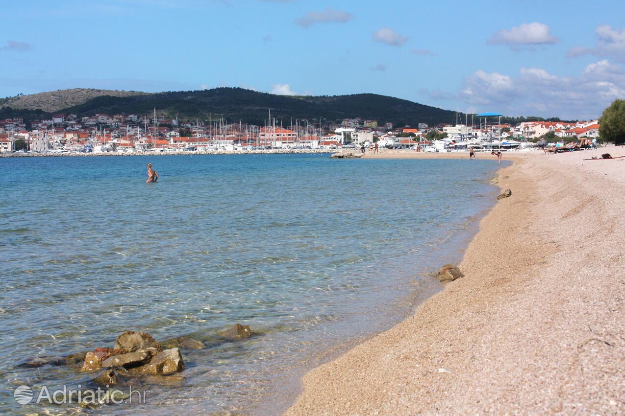Nearest beach - Apartments and rooms with parking space Vodice