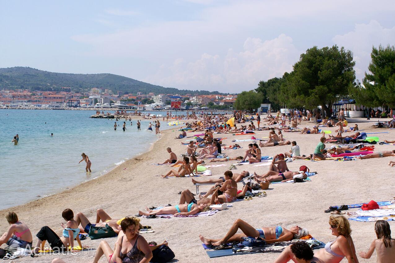 Nearest beach - Apartments and rooms with parking space Vodice