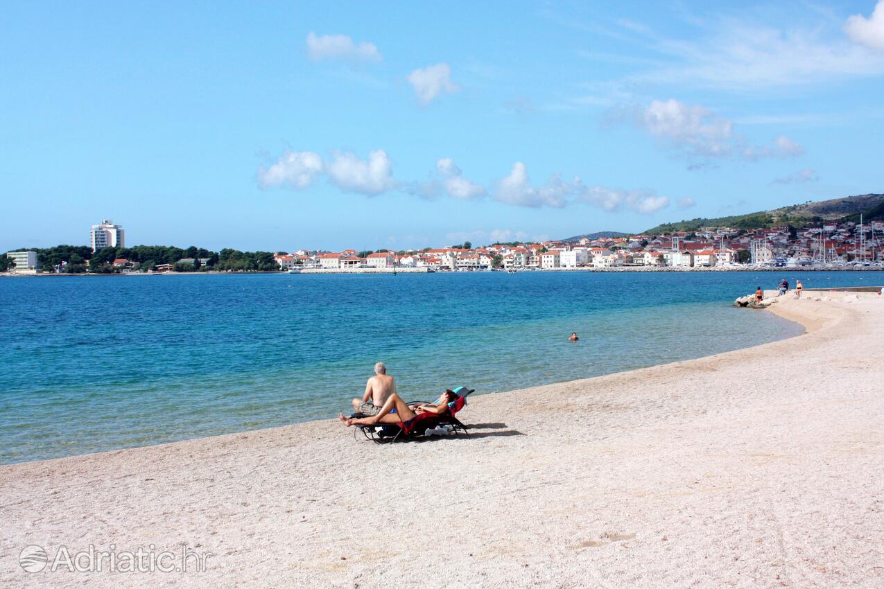 Nearest beach - Apartments and rooms with parking space Vodice