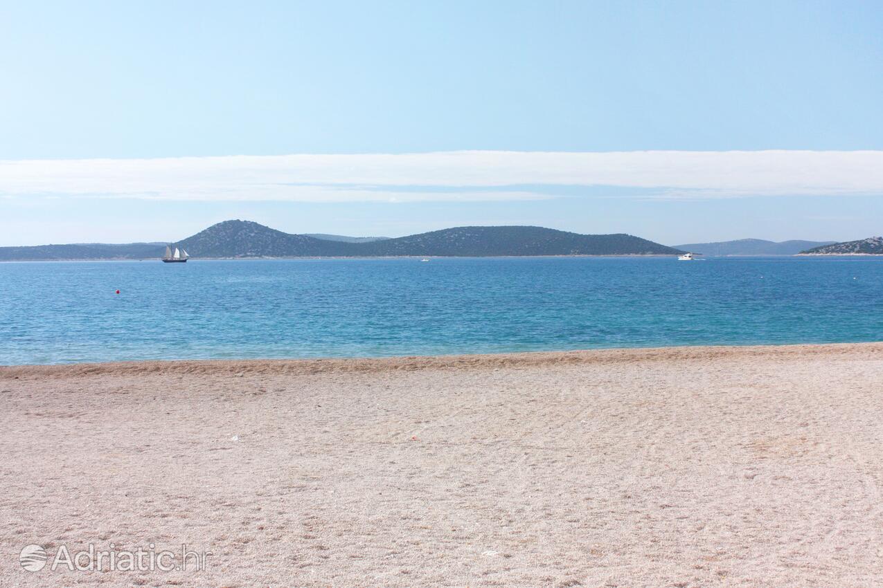 Nearest beach - Apartments and rooms with parking space Vodice