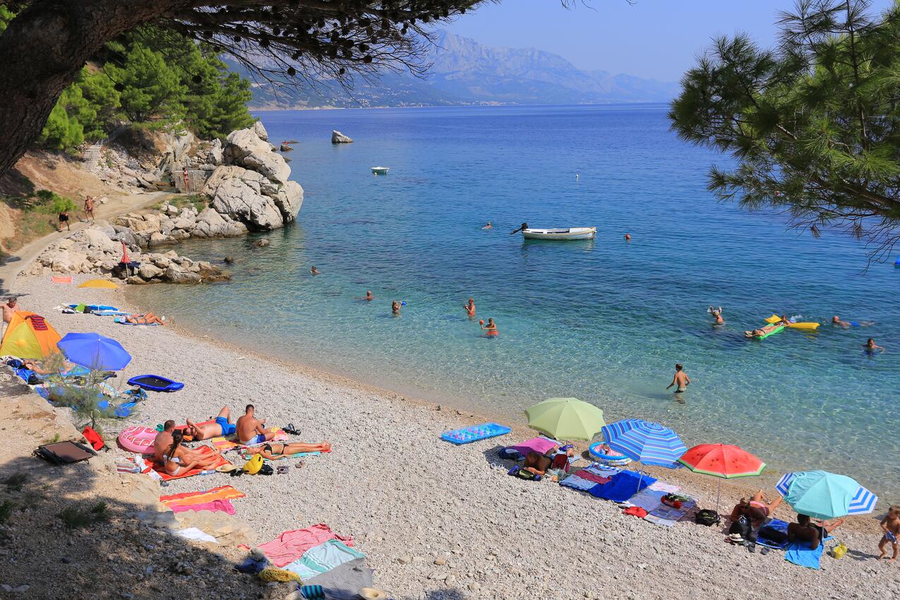 Nearest beach - Apartments with parking spaces Marušići, Omiš