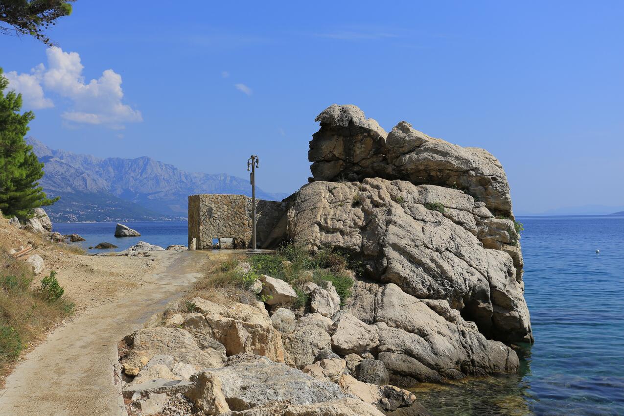 Nearest beach - Apartments with parking spaces Marušići, Omiš