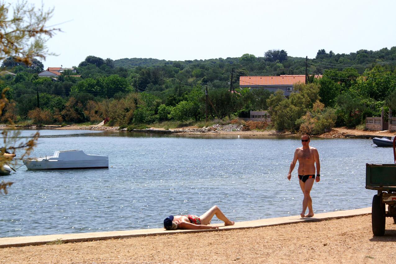 La spiaggia più vicina - Appartamenti per vacanze estive Vrgada, Biograd