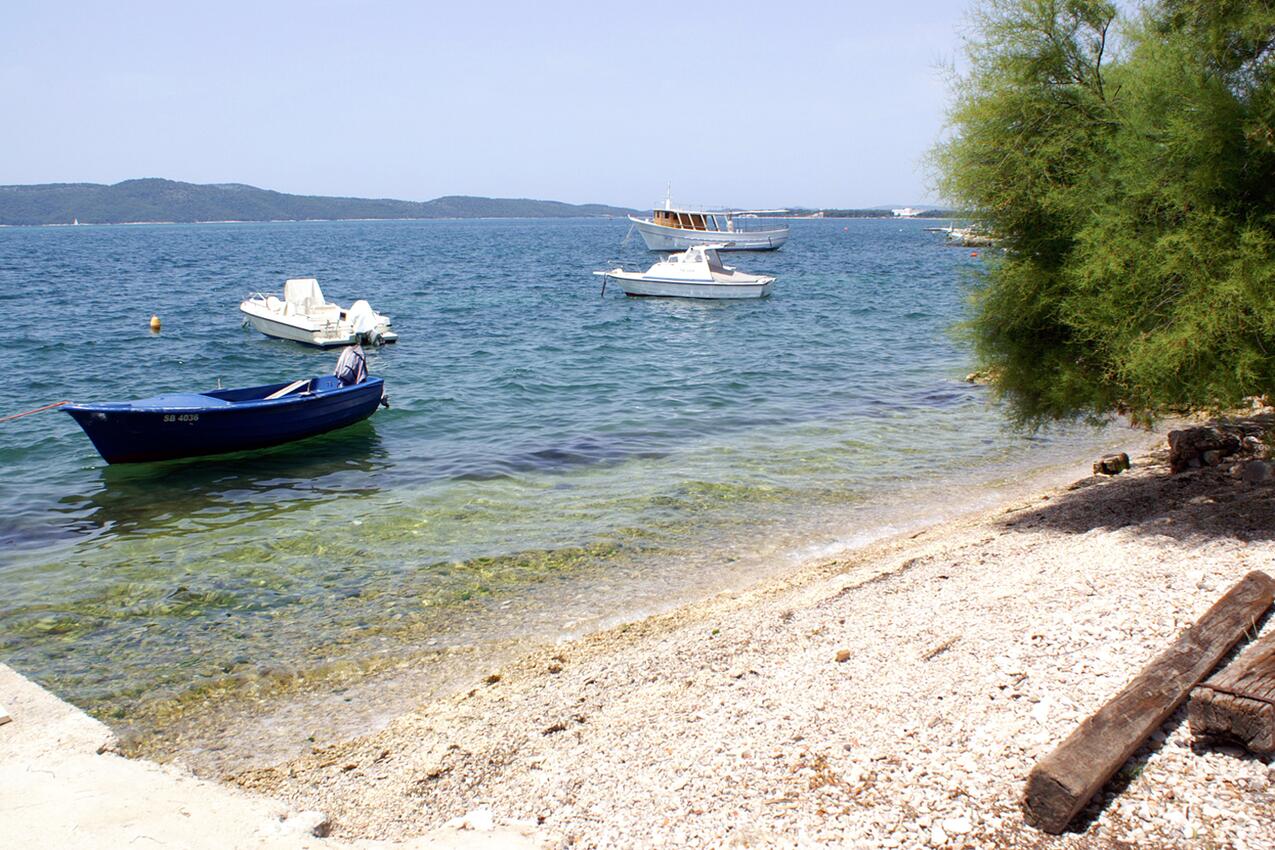 Najbliža plaža - Apartmani uz more Brodarica, Šibenik