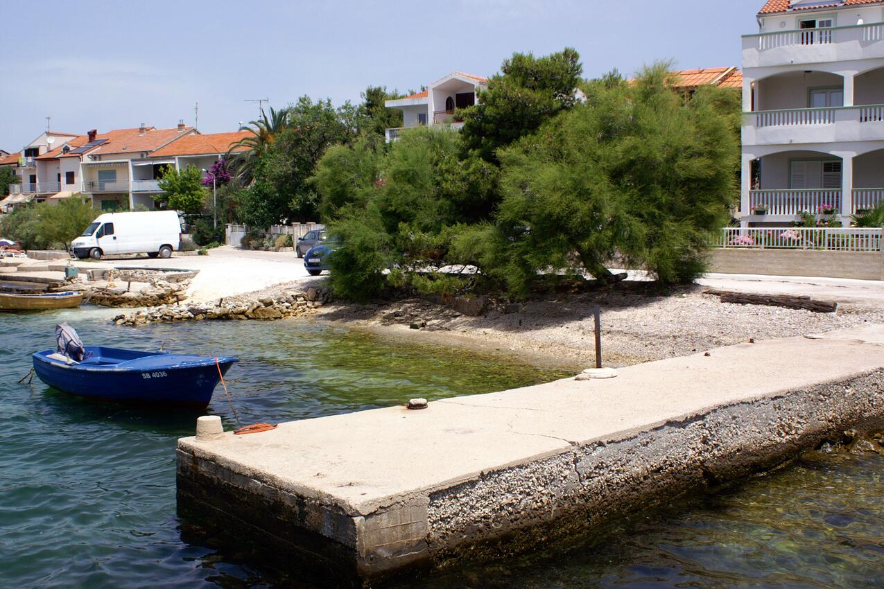 Najbliža plaža - Apartmani uz more Brodarica, Šibenik