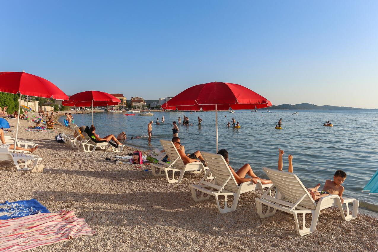 Playa más cercana - Apartamentos con piscina adecuados para familias con niños Zaboric, Sibenik