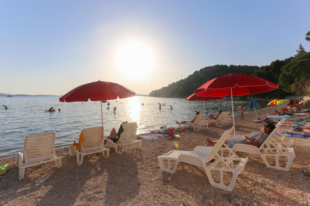Playa más cercana - Apartamentos con piscina adecuados para familias con niños Zaboric, Sibenik