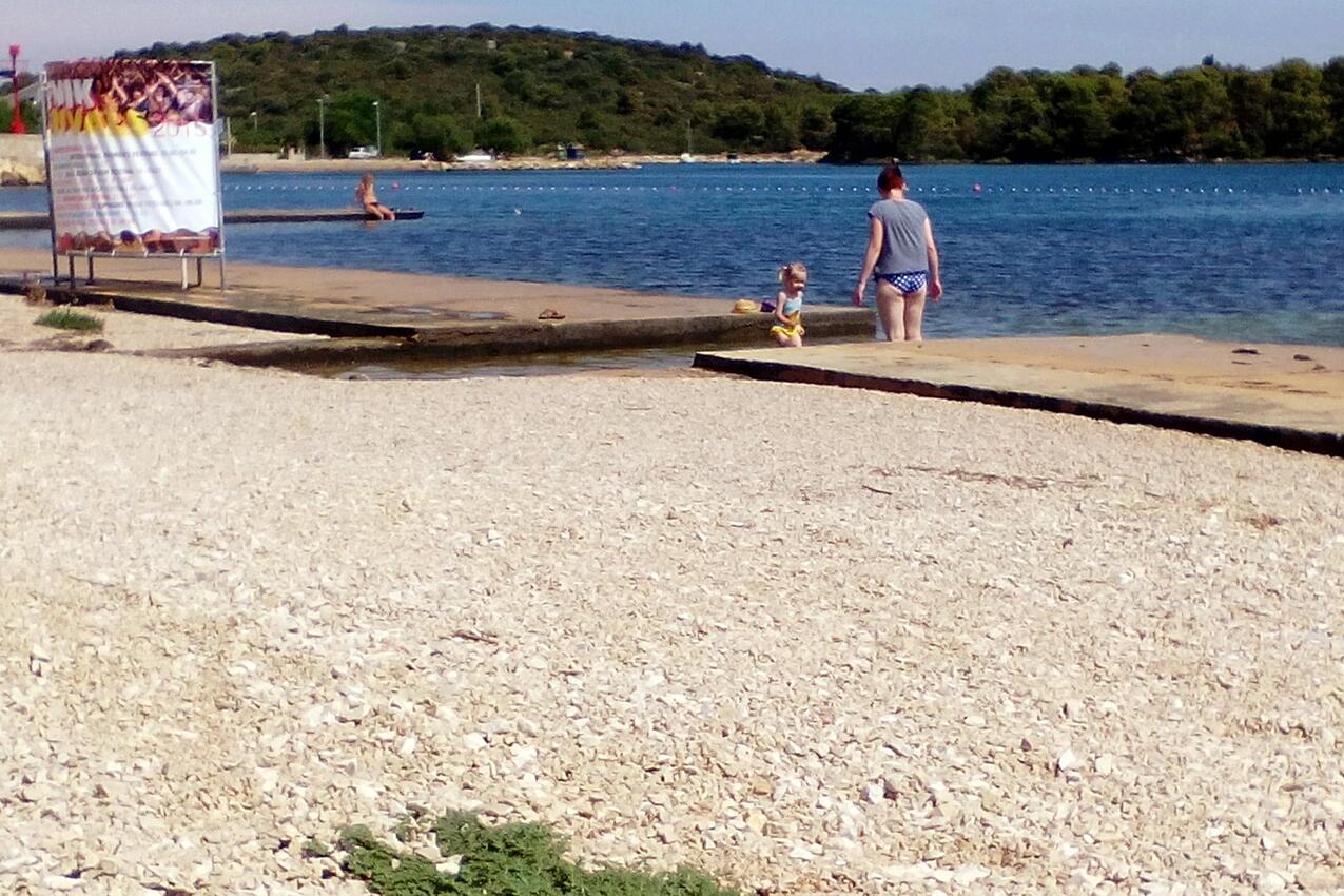 Nächster Strand - Ferienwohnungen mit Parkplatz Raslina, Krka