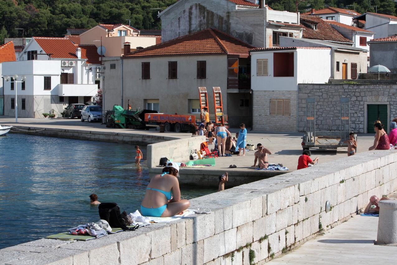 La spiaggia più vicina - Appartamenti accanto al mare Stretto - Tisno, Morter - Murter