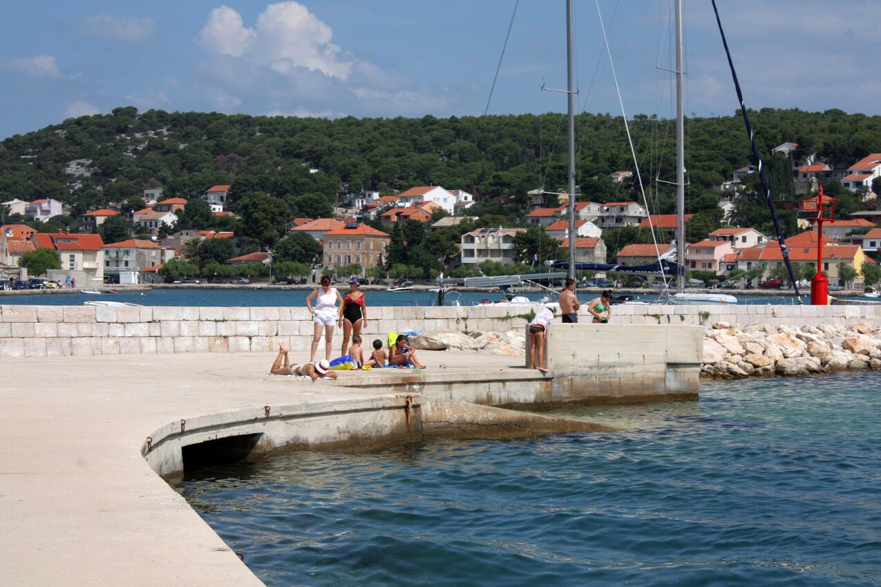 La spiaggia più vicina - Appartamenti accanto al mare Stretto - Tisno, Morter - Murter