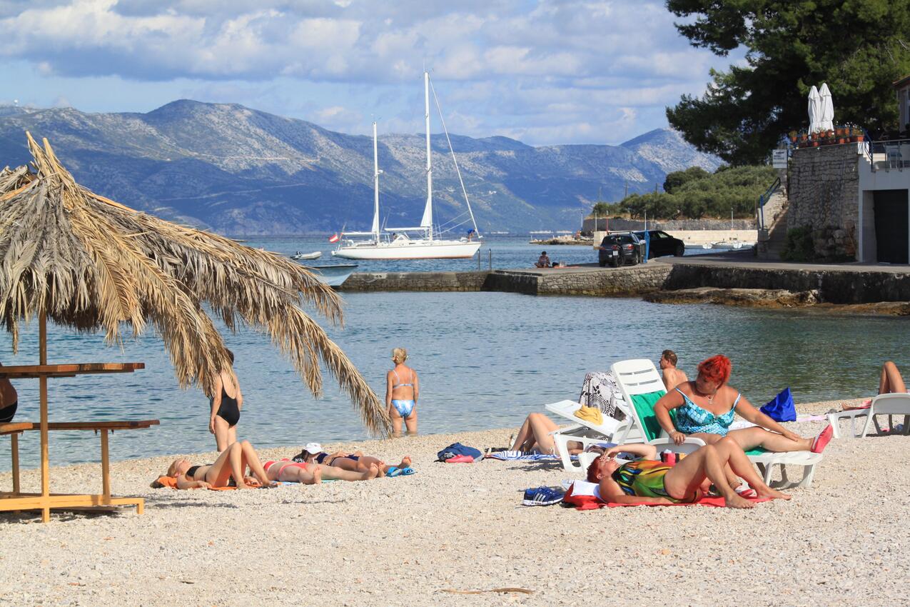 Nearest beach - Apartments with parking spaces Lumbarda, Korčula