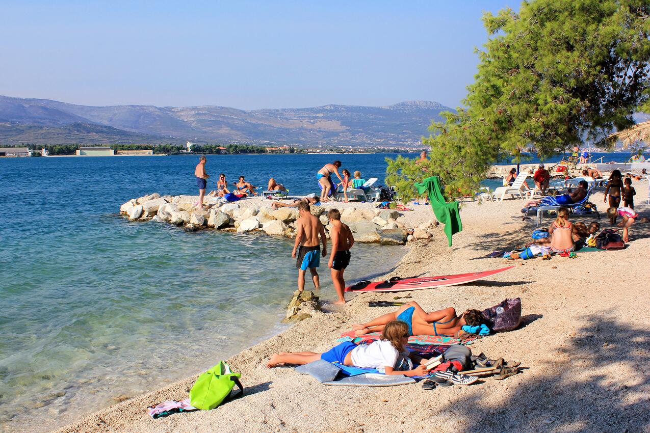 Nearest beach - Apartments with parking spaces Mastrinka, Čiovo