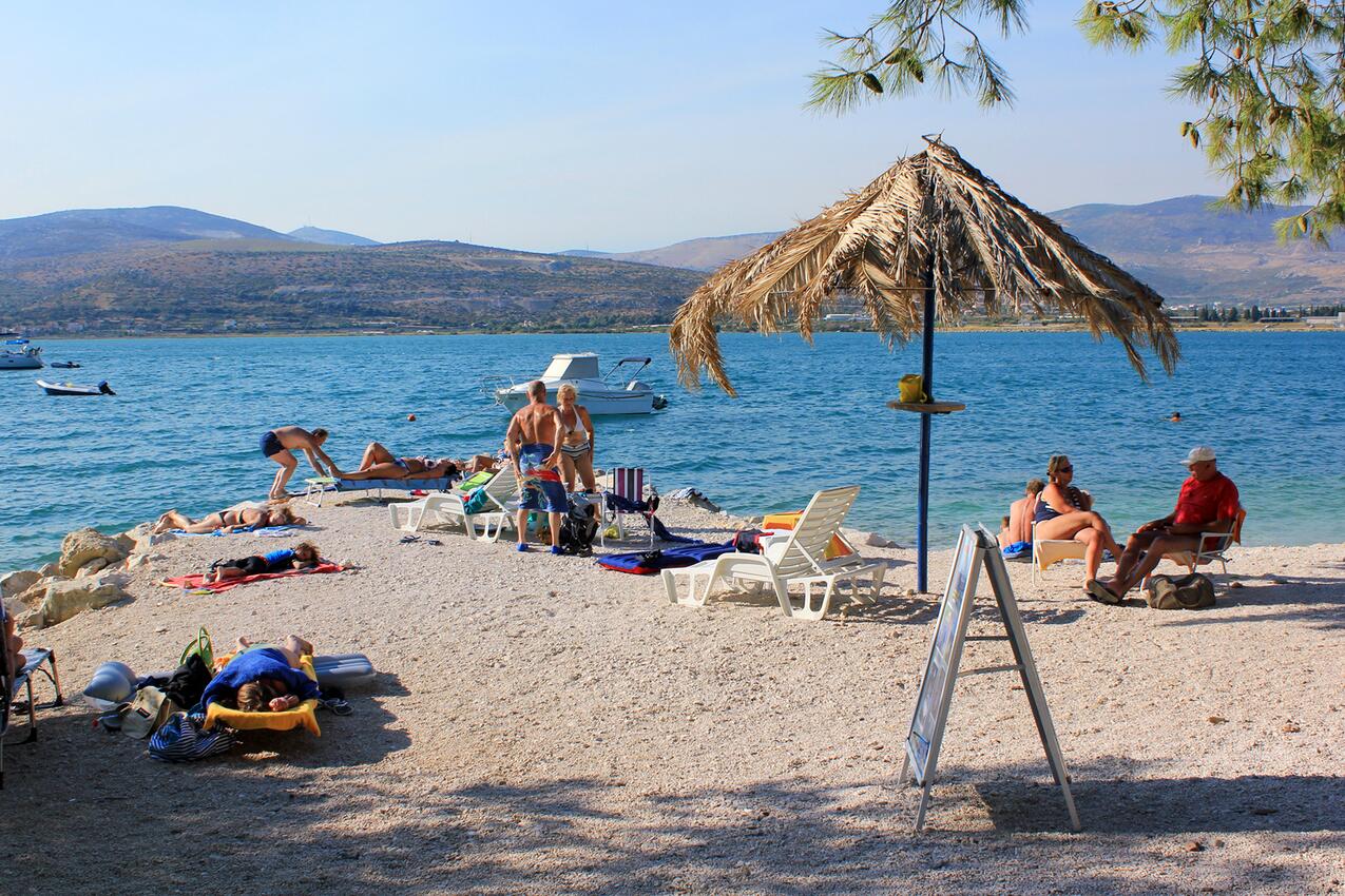 Nearest beach - Apartments with parking spaces Mastrinka, Čiovo