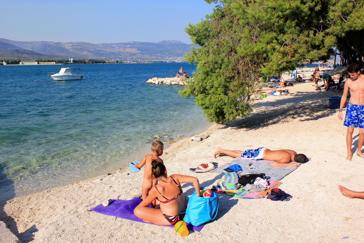 Nearest beach - Apartments with parking spaces Mastrinka, Čiovo