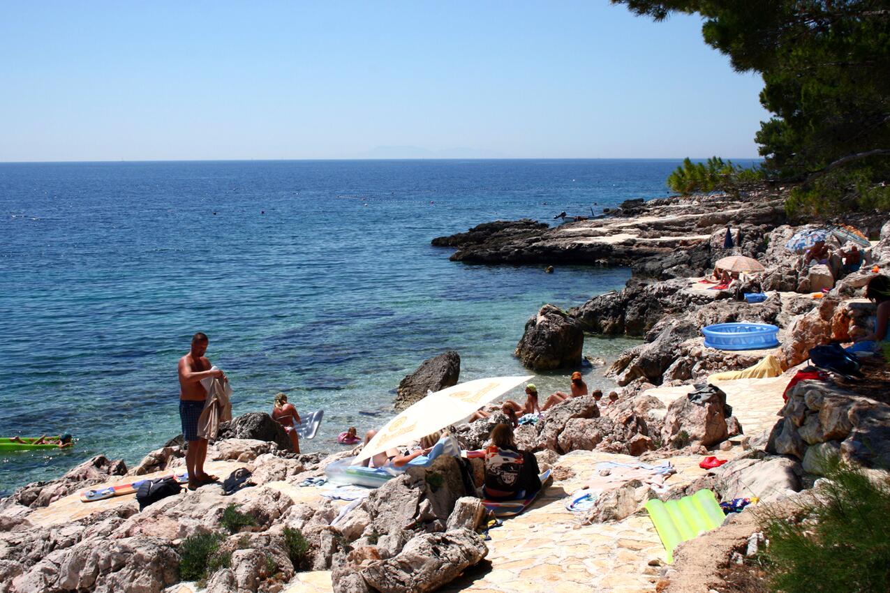 Nächster Strand - Ferienwohnungen am Meer Ivan Dolac, Hvar