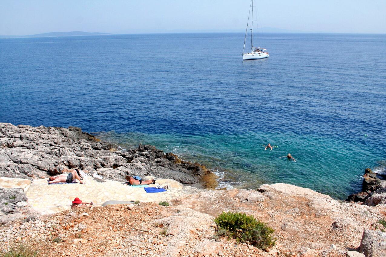 Nächster Strand - Ferienwohnungen am Meer Sveta Nedilja, Hvar