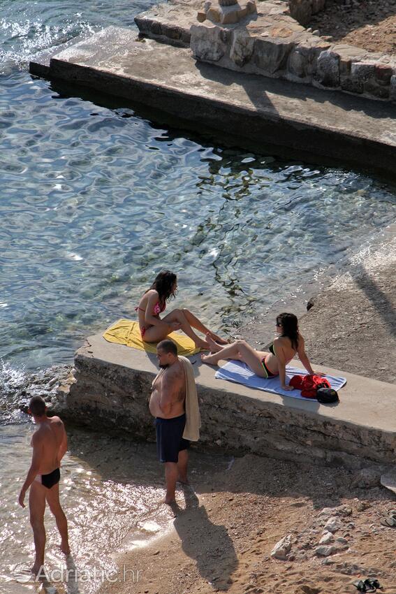 Nearest beach - Apartments with a parking space Palit, Rab