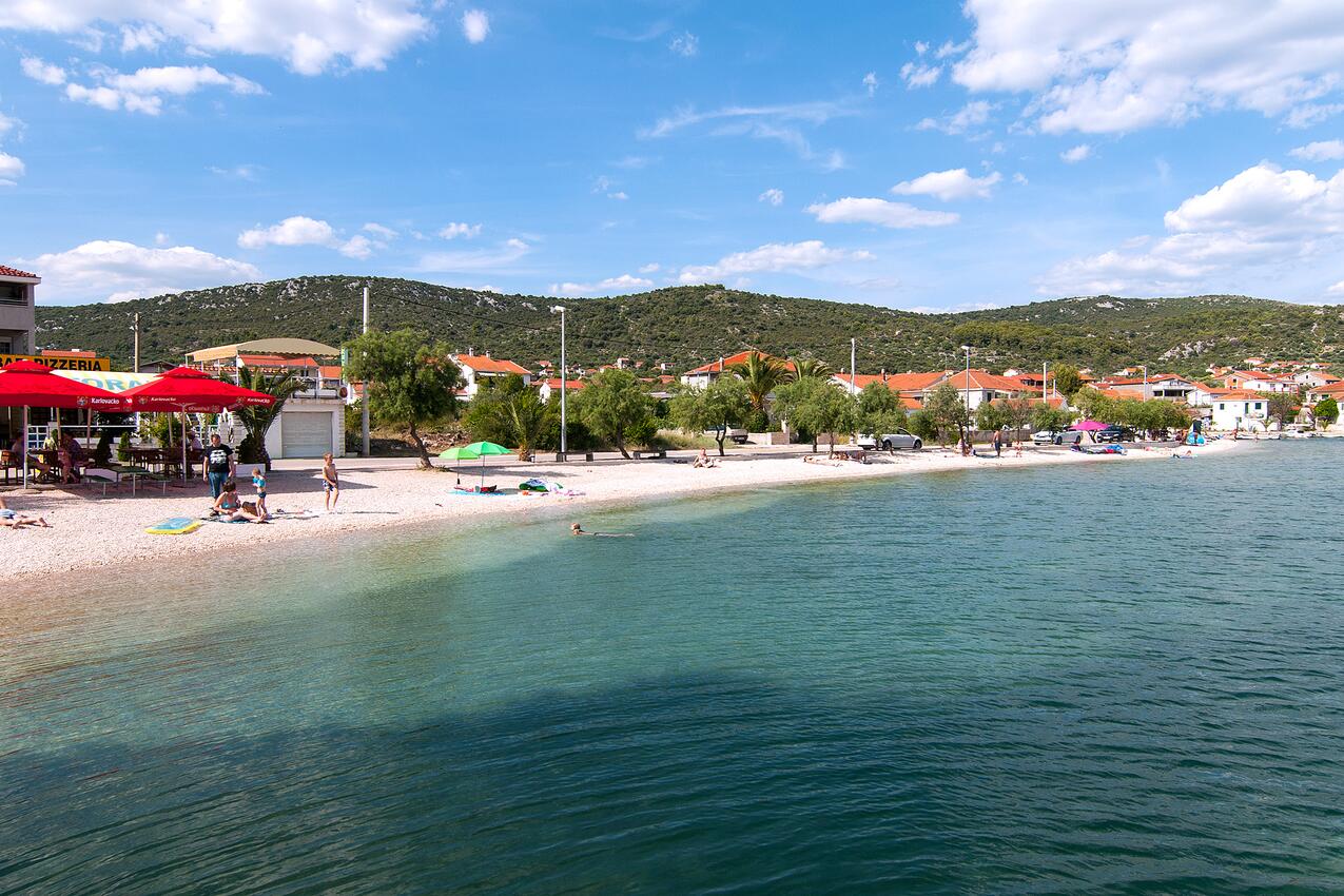 Nearest beach - Apartments with a parking space Vinišće, Trogir