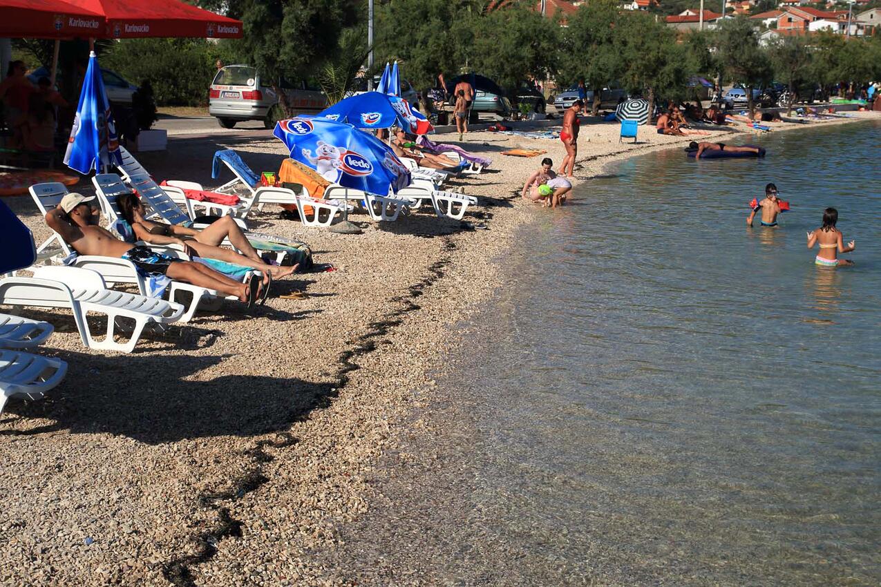 Nearest beach - Apartments with a parking space Vinišće, Trogir