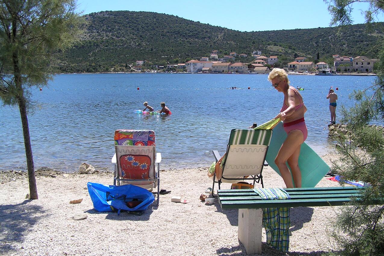 Nearest beach - Apartments with a parking space Vinišće, Trogir