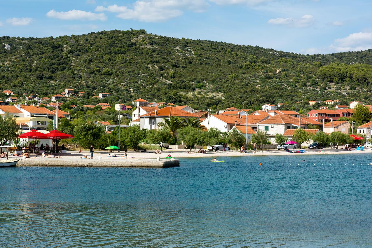 Nearest beach - Apartments with a parking space Vinišće, Trogir