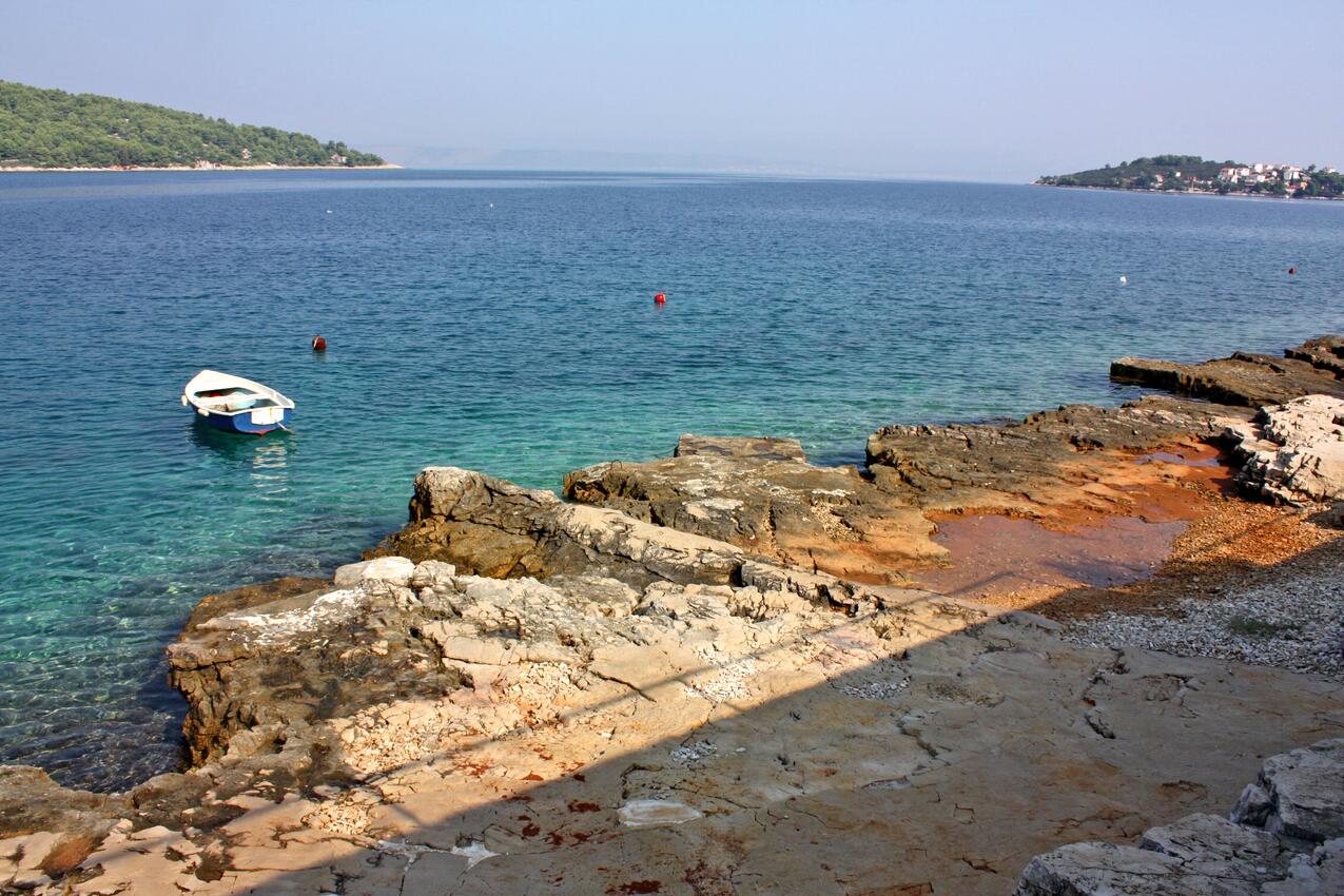 La spiaggia più vicina - Appartamenti accanto al mare Necujam, Solta