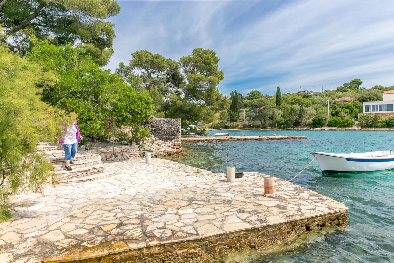 La spiaggia più vicina - Appartamenti accanto al mare Necujam, Solta