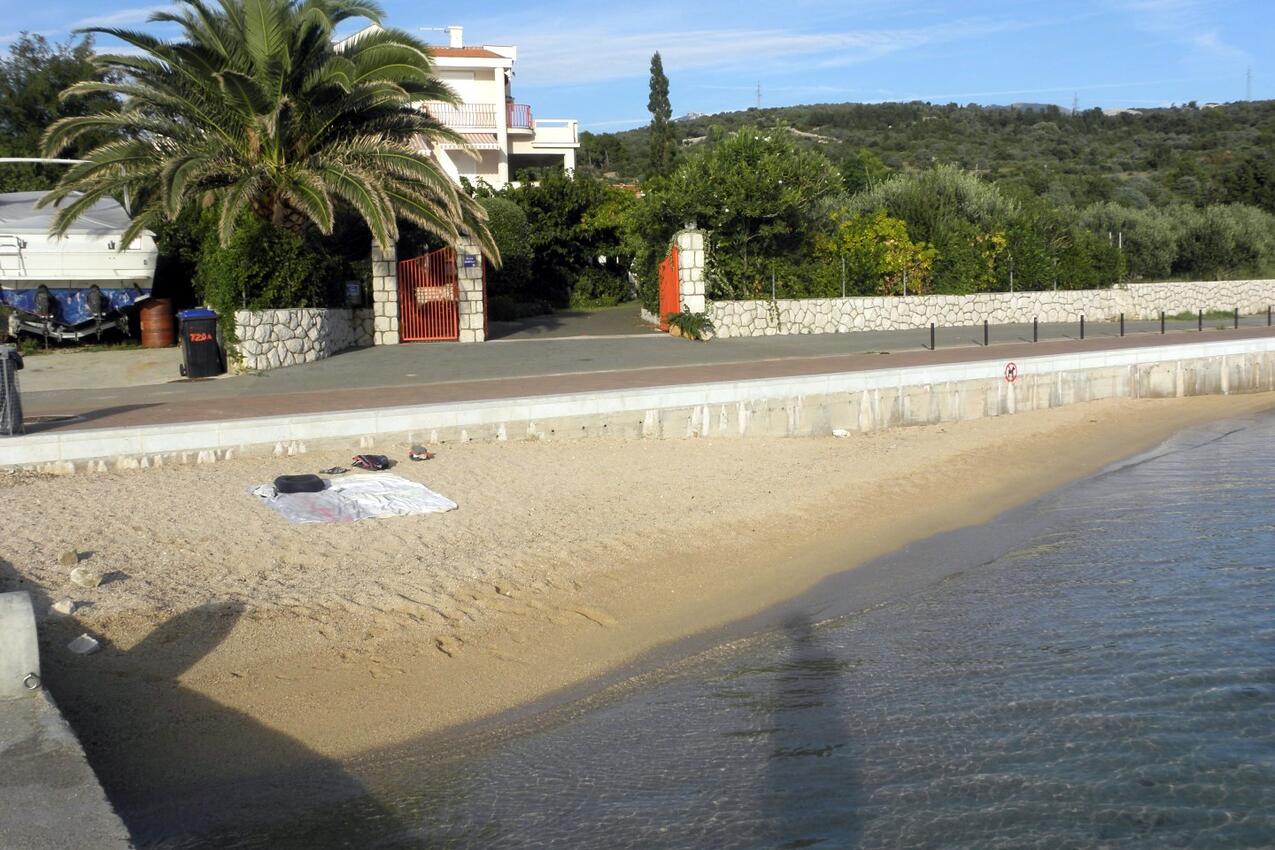 Nearest beach - Apartments with a parking space Barbat, Rab
