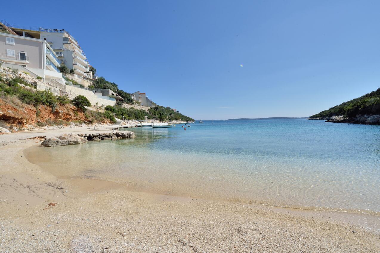 Nächster Strand - Ferienwohnungen mit Pool für Familien Bucht Ljubljeva, Trogir