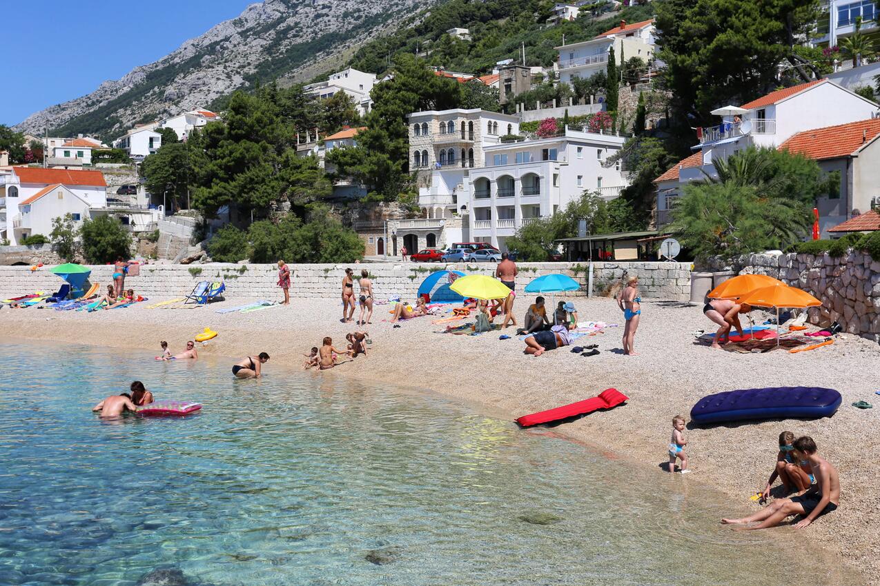 Playa más cercana - Apartamentos junto al mar Pisak, Omis