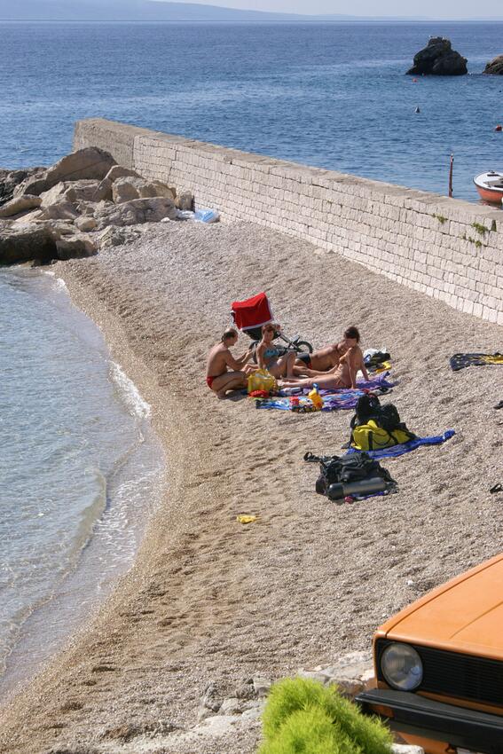 Playa más cercana - Apartamentos junto al mar Pisak, Omis