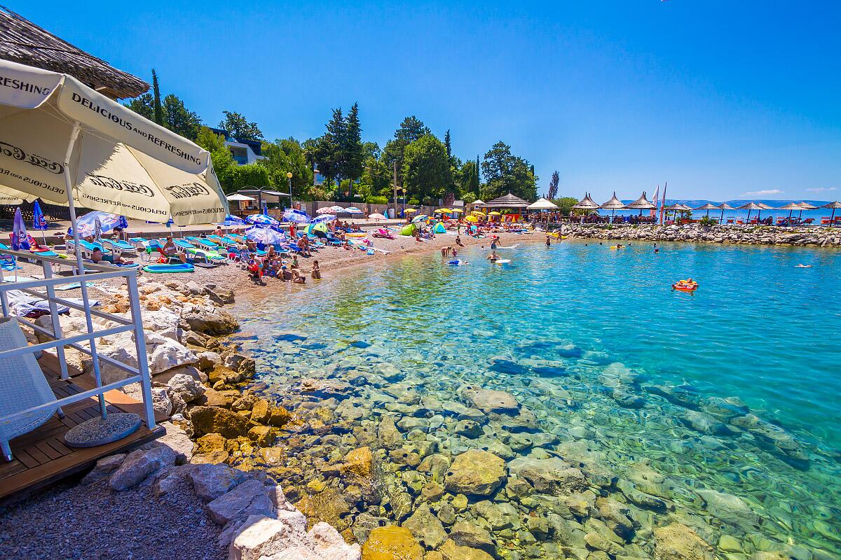 Najbliža plaža - Apartmani s bazenom Njivice, Krk