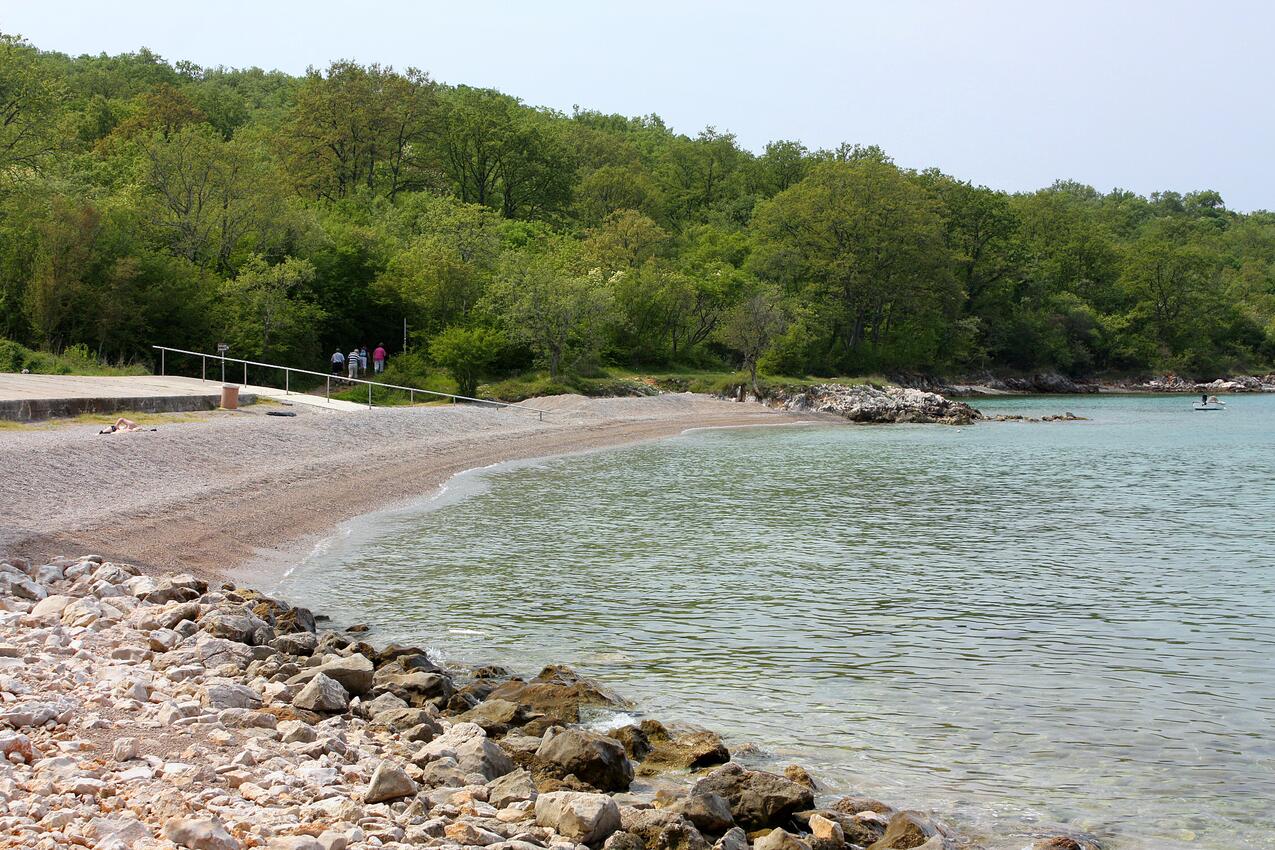 Nermeste strand - Lejlighedens parkeringsplads Njivice, Krk