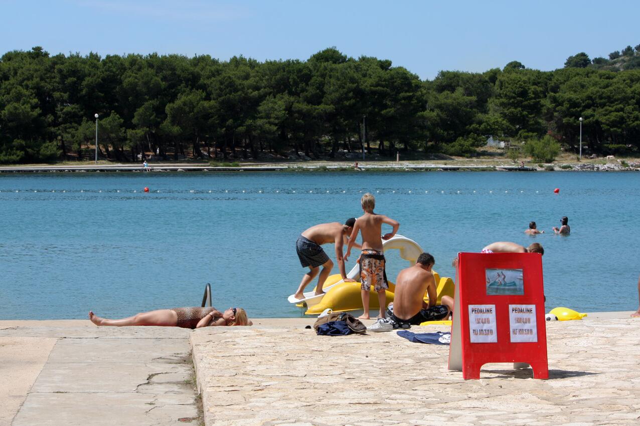 La spiaggia più vicina - Appartamenti accanto al mare Betina, Morter - Murter