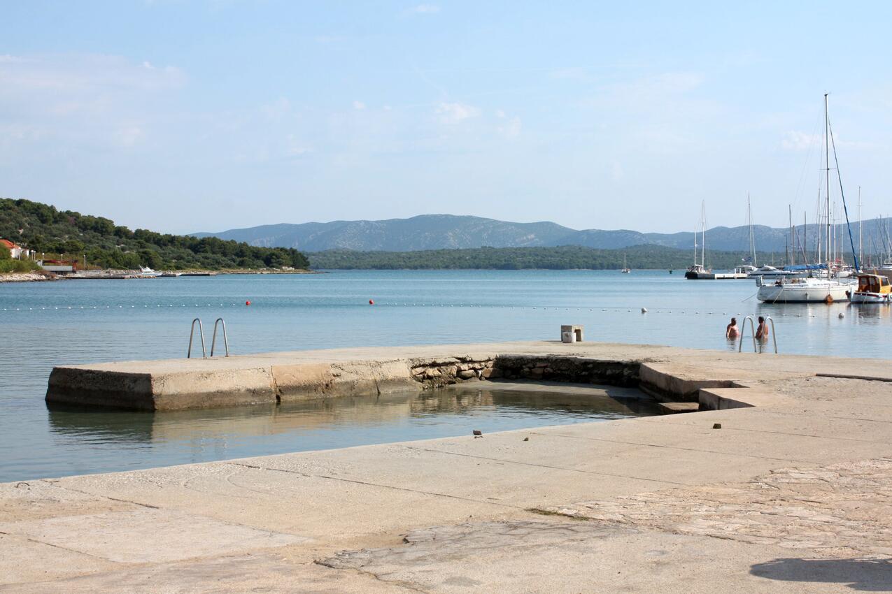 La spiaggia più vicina - Appartamenti accanto al mare Betina, Morter - Murter