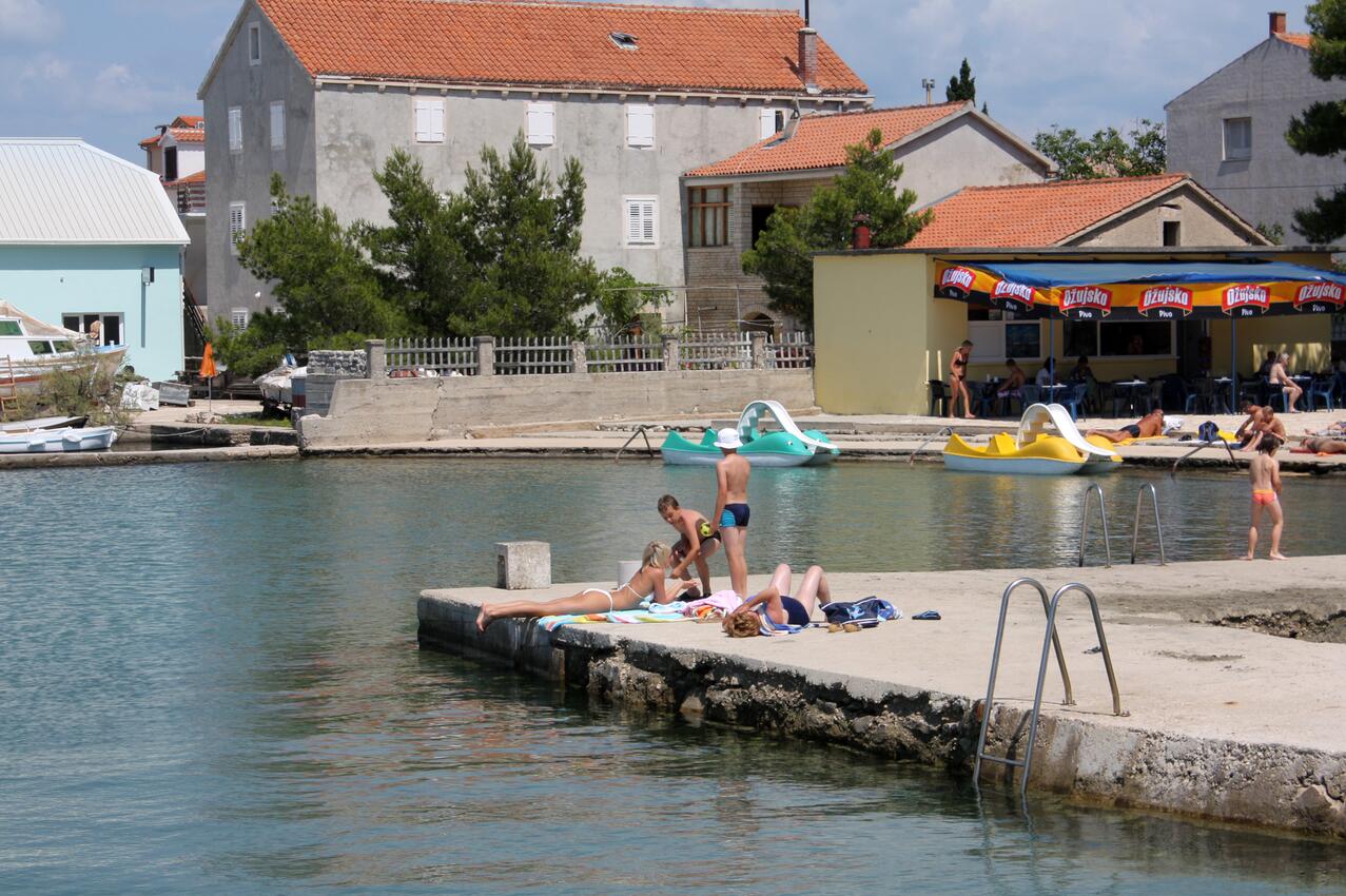 La spiaggia più vicina - Appartamenti accanto al mare Betina, Morter - Murter