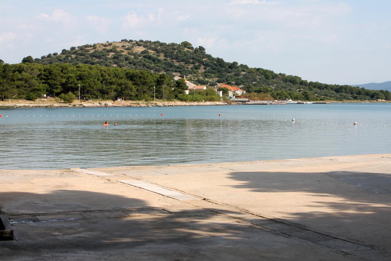 La spiaggia più vicina - Appartamenti accanto al mare Betina, Morter - Murter