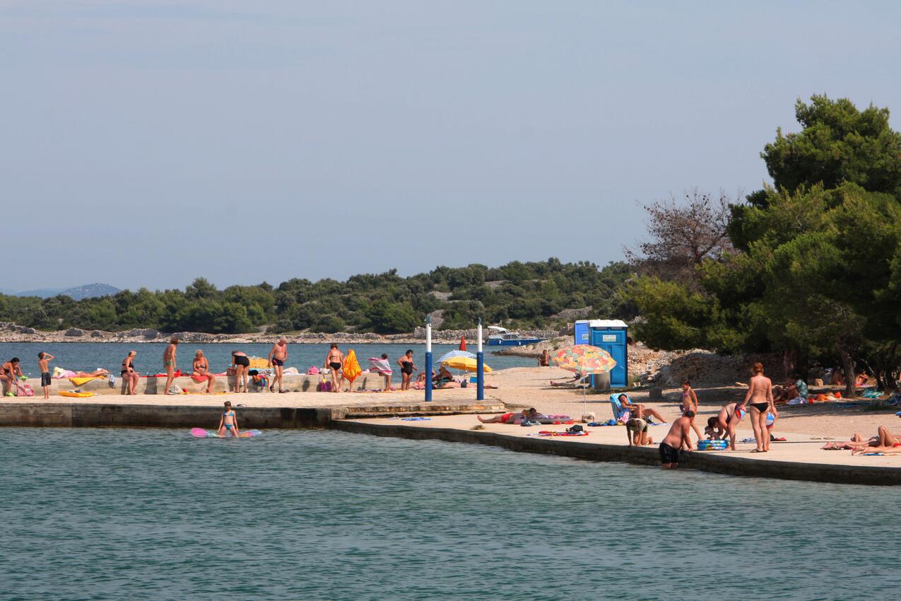 La spiaggia più vicina - Appartamenti accanto al mare per famiglie Jezera, Morter - Murter