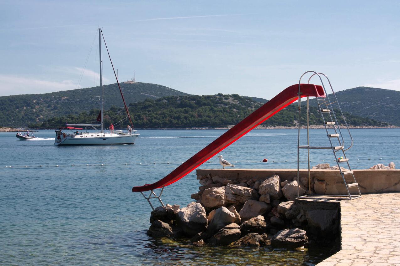 La spiaggia più vicina - Appartamenti accanto al mare per famiglie Jezera, Morter - Murter