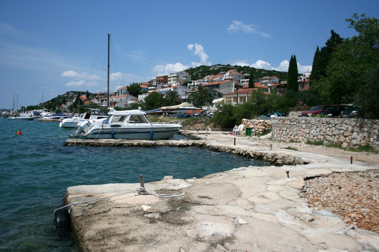 La spiaggia più vicina - Appartamenti accanto al mare Stretto - Tisno, Morter - Murter