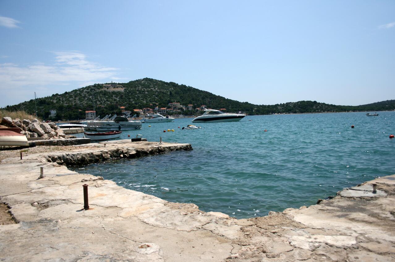 La spiaggia più vicina - Appartamenti accanto al mare Stretto - Tisno, Morter - Murter