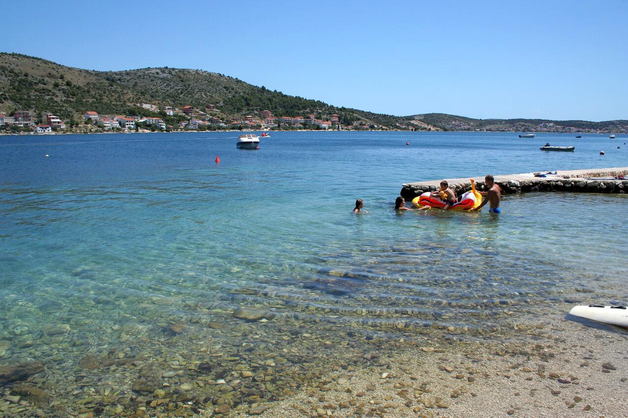 La spiaggia più vicina - Appartamenti accanto al mare Rogosnizza - Rogoznica