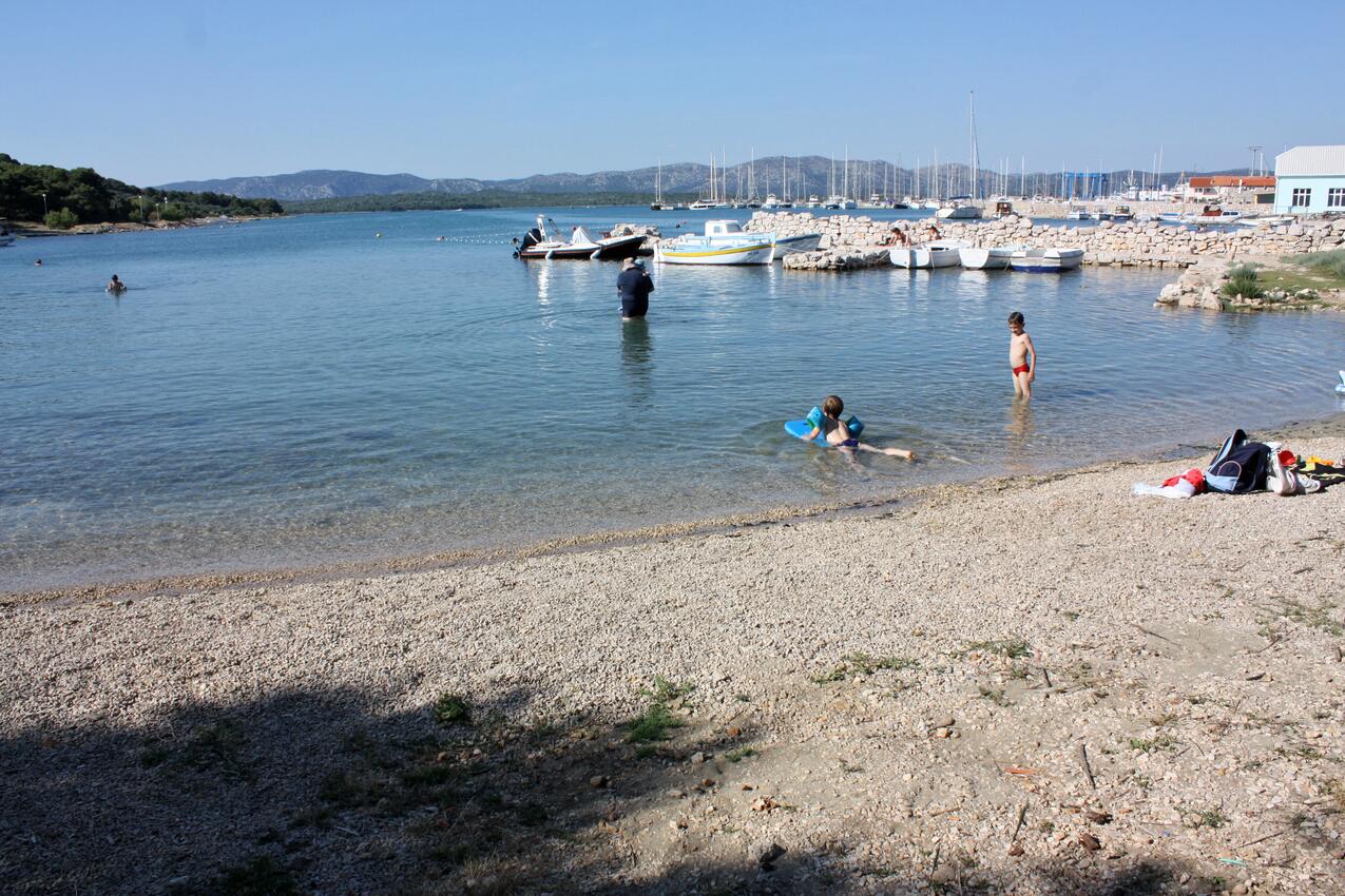 La spiaggia più vicina - Appartamenti accanto al mare Betina, Morter - Murter