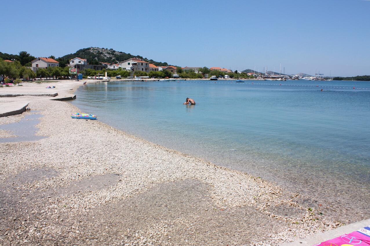 La spiaggia più vicina - Appartamenti con piscina per famiglie Morter - Murter
