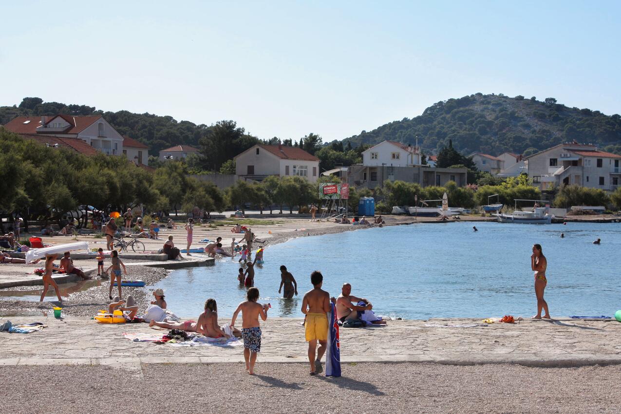 La spiaggia più vicina - Appartamenti con piscina per famiglie Morter - Murter
