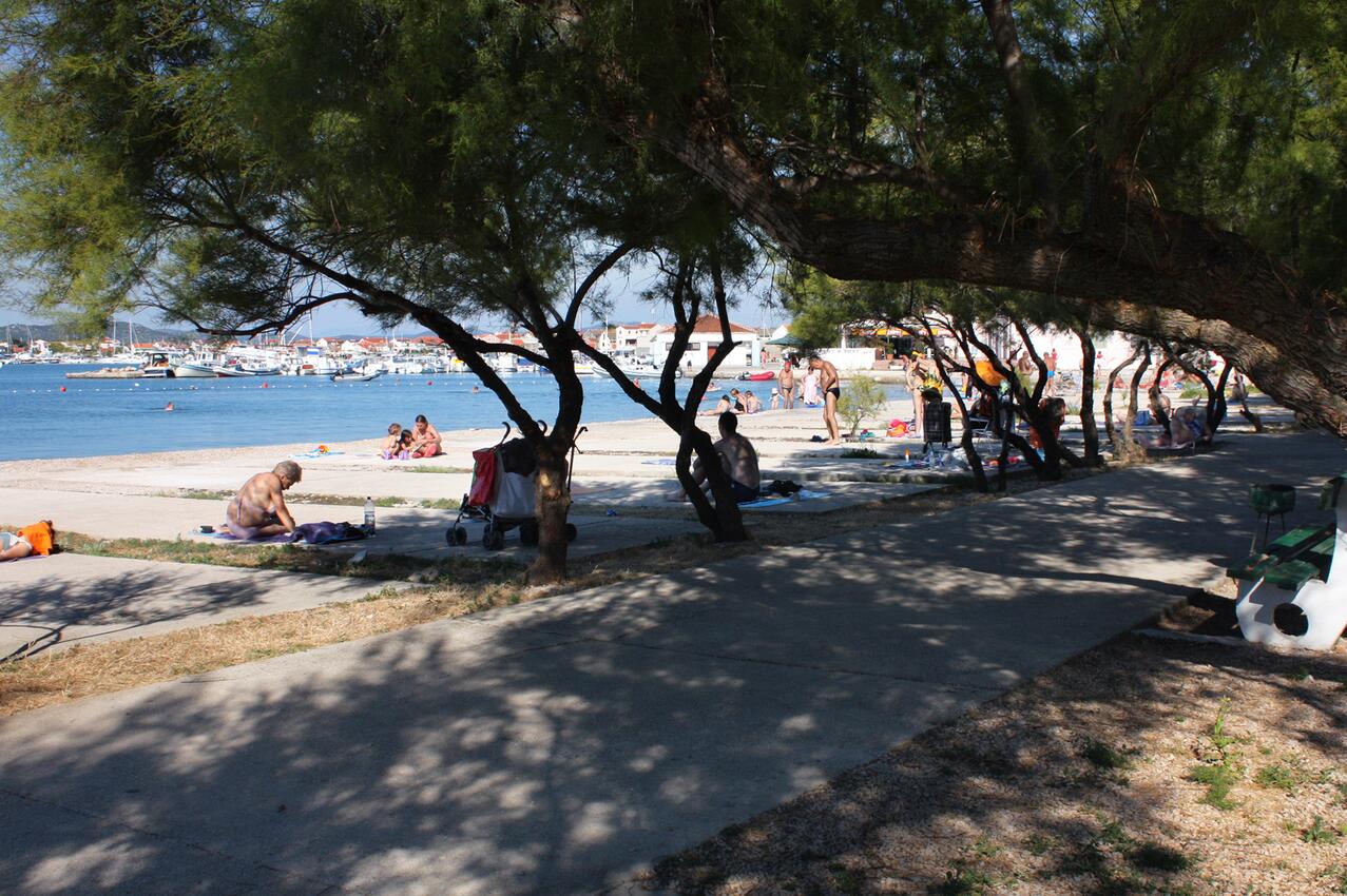 La spiaggia più vicina - Appartamenti con piscina per famiglie Morter - Murter
