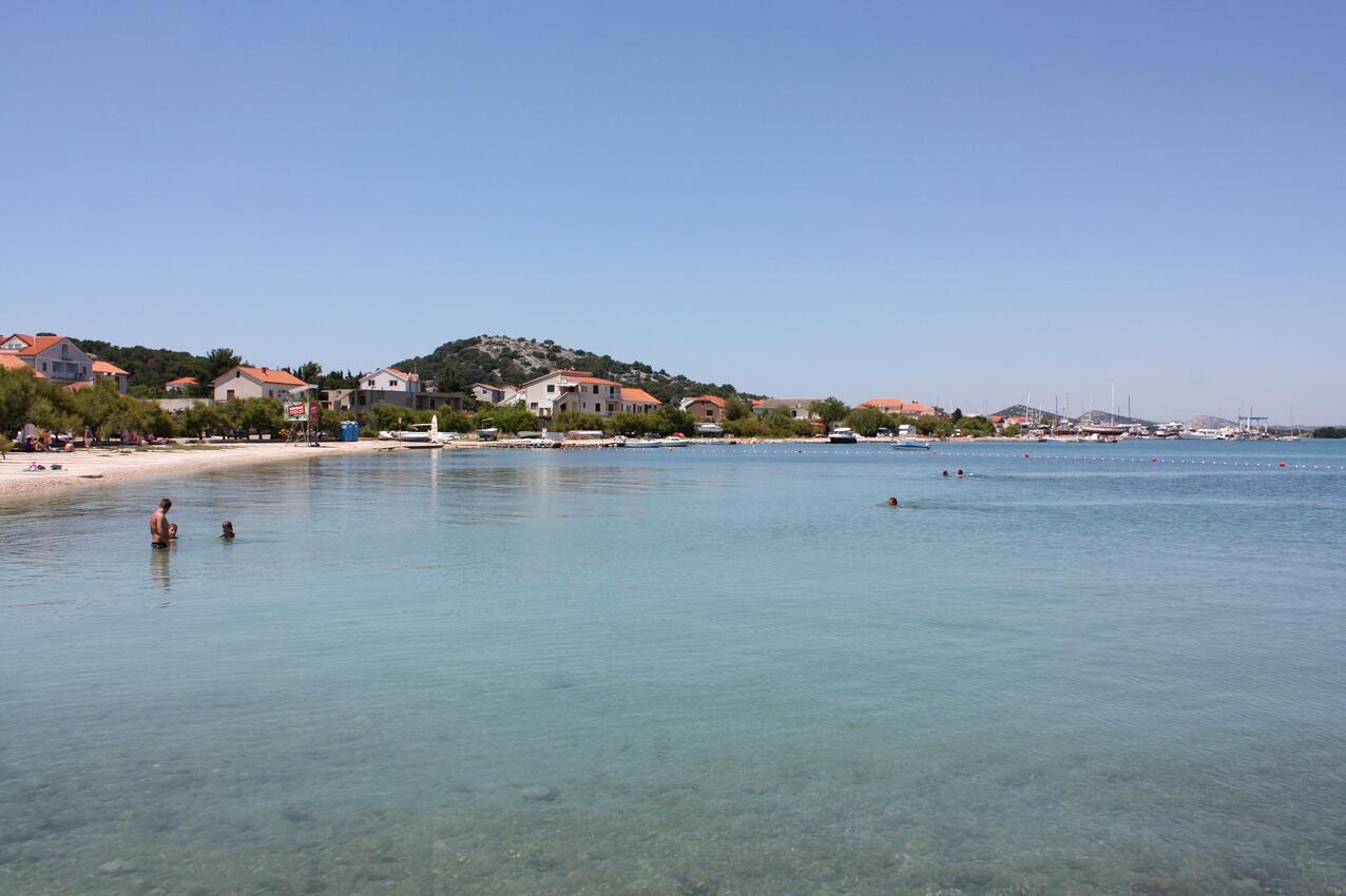 La spiaggia più vicina - Appartamenti con piscina per famiglie Morter - Murter